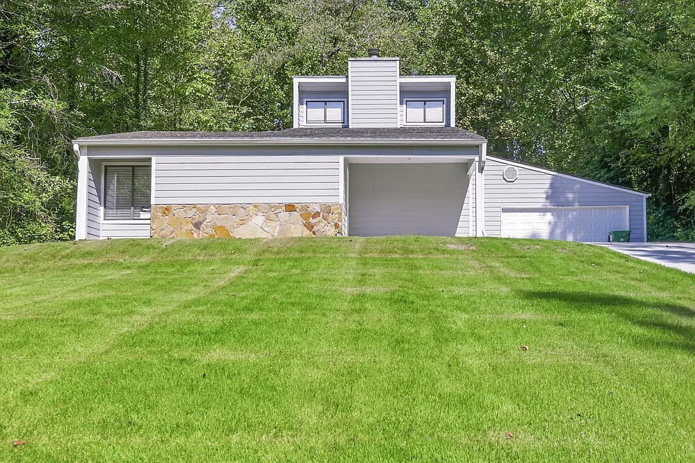 3 bed, 2.0 bath, 1808 sqft, $2,305 — Photo 1