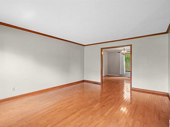 4th image of 401 W Suncrest Wood Ave W