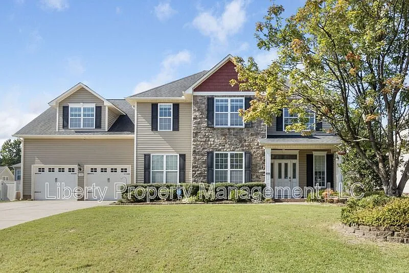 4 bed, 3.0 bath, 2600 sqft, $2,300 — Photo 1