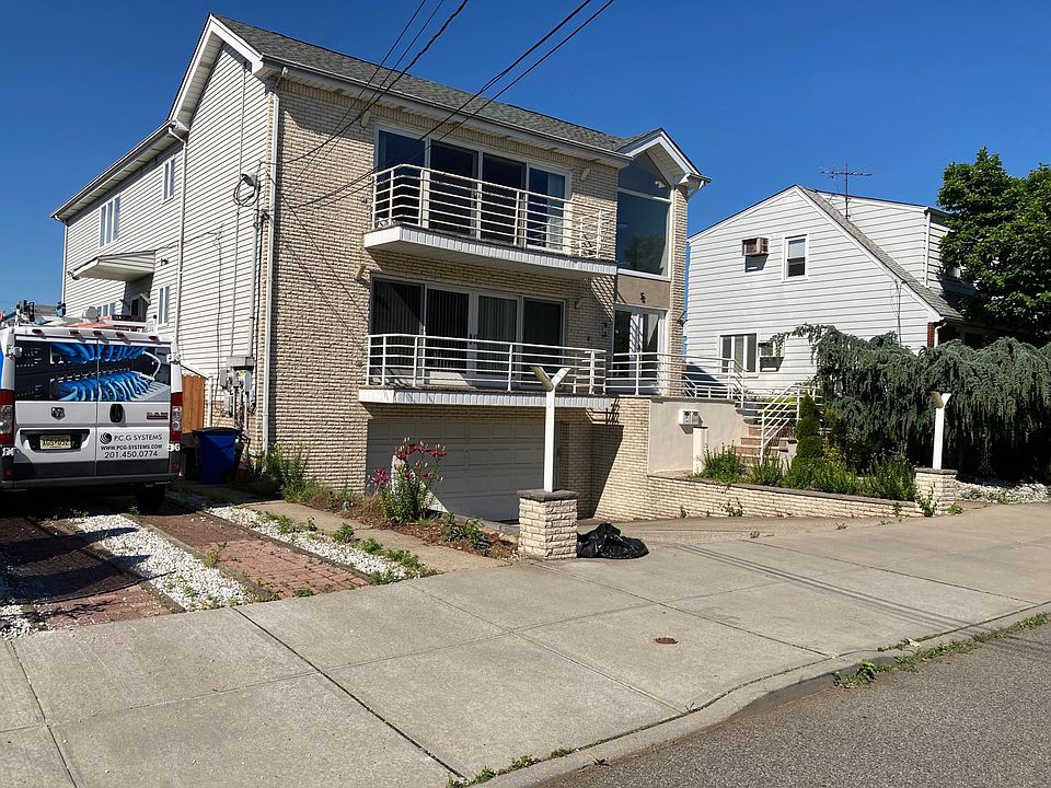 The 2 car side driveway is for this unit
