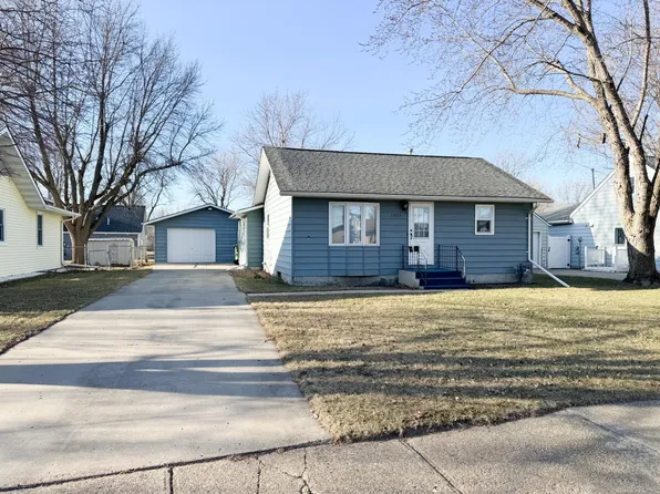 1922 Cedar Ave, Worthington, MN 56187