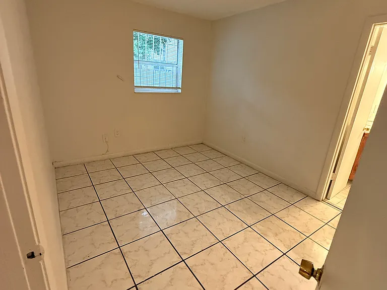 425 NE 32nd St #4 — Photo 7