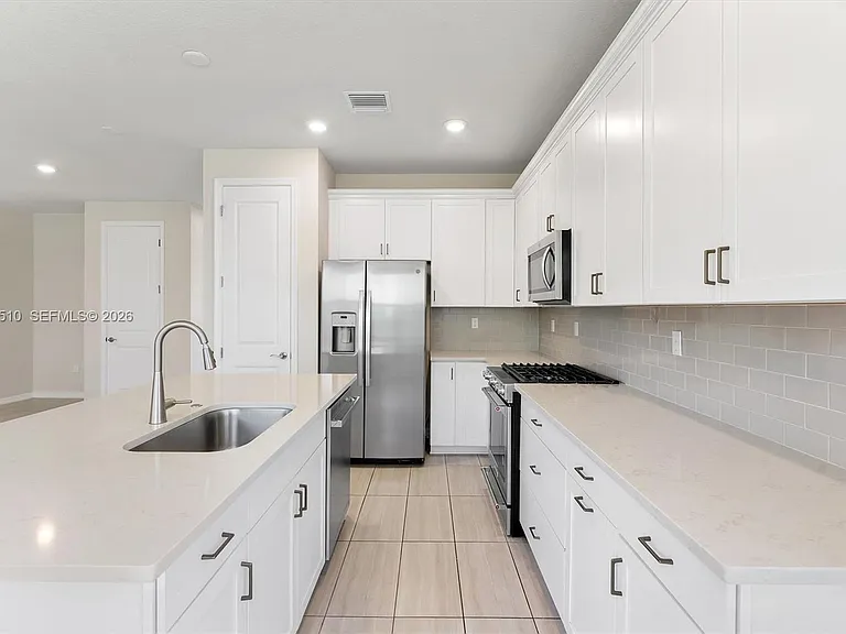 2485 Primrose Pl — Photo 12