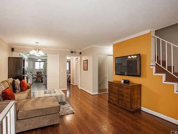 2nd image of 13815 Victory Blvd Unit 3