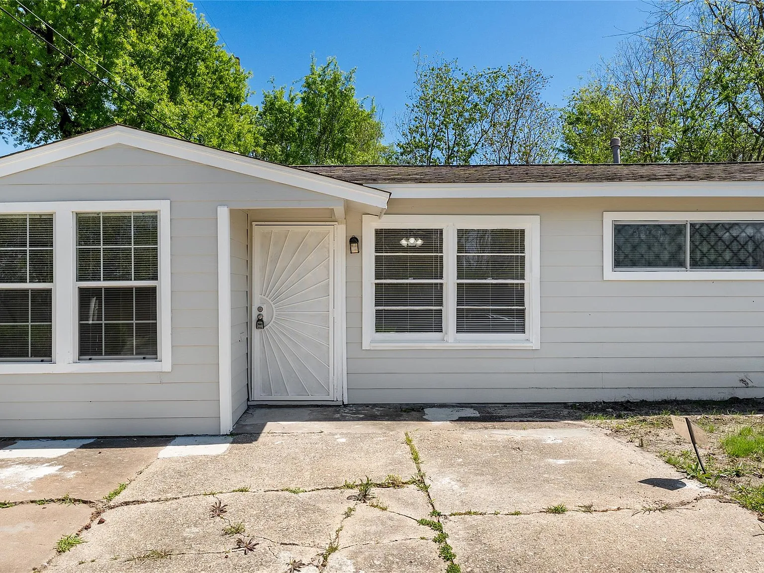 3 bed, 2.0 bath, 1410 sqft, $1,700 — Photo 1