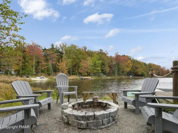 415 Country Place Dr, Tobyhanna, PA 18466