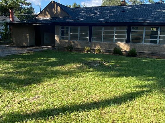Beautiful sunroom on back of home with great yard!