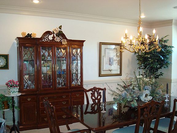 Ceiling trim, chair rail, wallpaper, Hunter Douglas blinds