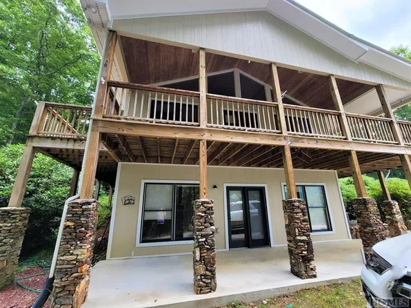 999 Robinson Creek Rd, Glenville, NC 28736