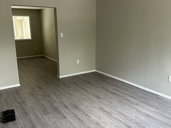 2nd image of 626 W Kingsway Rd
