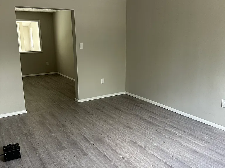 626 W Kingsway Rd — Photo 2
