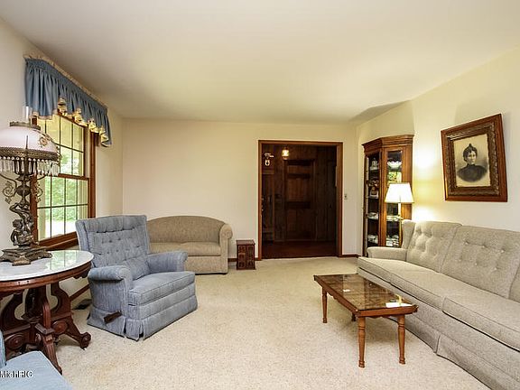 5th image of 5885 Chauncey Dr NE