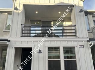 10918 N Honeysuckle Dr, Fresno, CA 93730