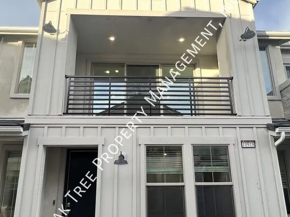 10918 N Honeysuckle Dr, Fresno, CA 93730