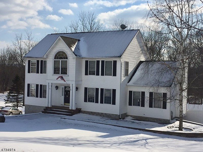 1st image of 12 Larkspur Ln