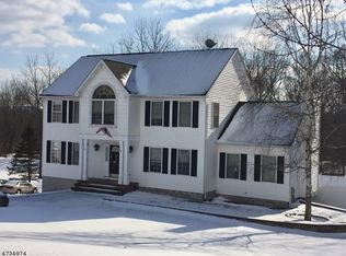 12 Larkspur Ln, Newton, NJ 07860