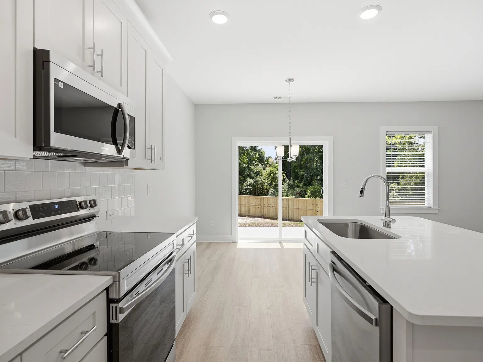 5 bed, 2500 sqft, $4,250 — Photo 3