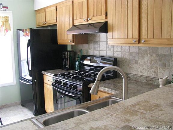 Kitchen includes newer appl...