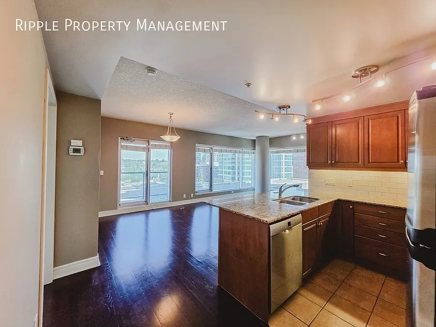 Incredible 2 Beds, 2 Baths Apartment/Condo | Downtown High-Rise Living & Jacuzzi Tub — Photo 3