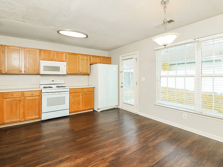 320 Arrowhead Dr — Photo 9