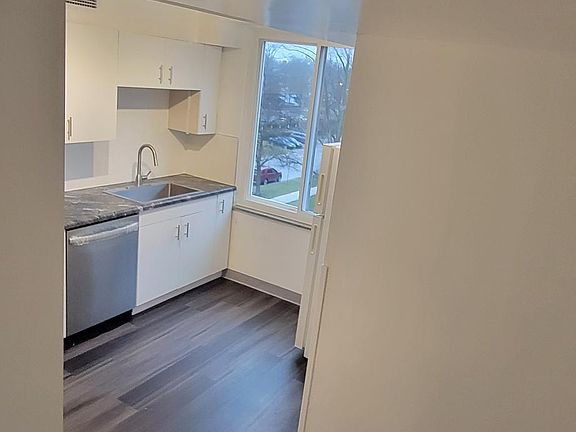5th image of 19425 Van Aken Blvd APT 403