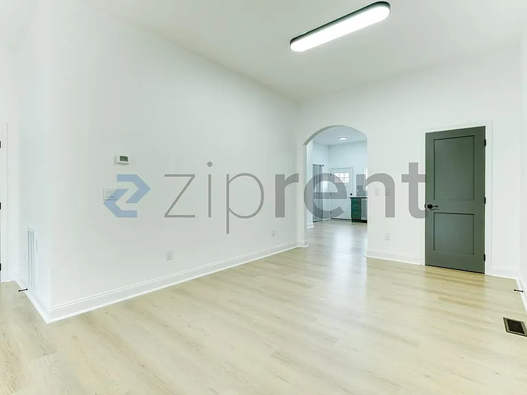 615 S Yakima Ave — Photo 6