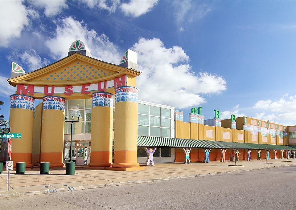 Nestled at the heart of the museum district, this location offers the convenience of walking to numerous museums within just 5-10 minutes.