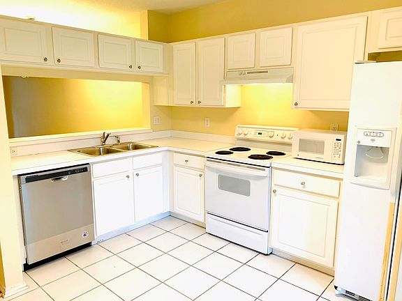 Very clean kitchen with Refrigerator, Microwave, Oven, Dishwasher