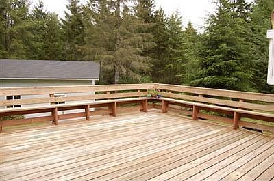 Large deck great for entertaining