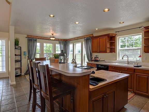 4 seating bar in Kitchen