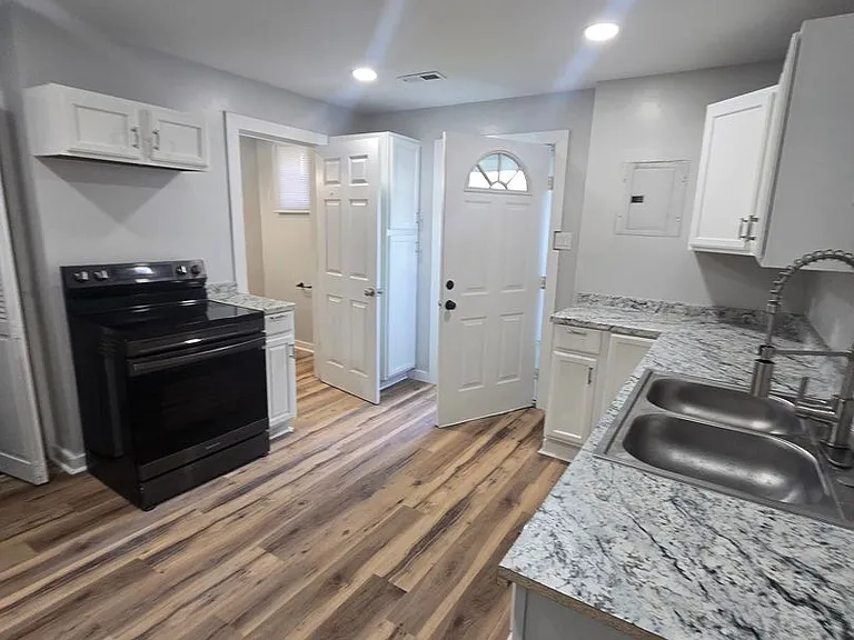 765 N Belleview Pl — Photo 5