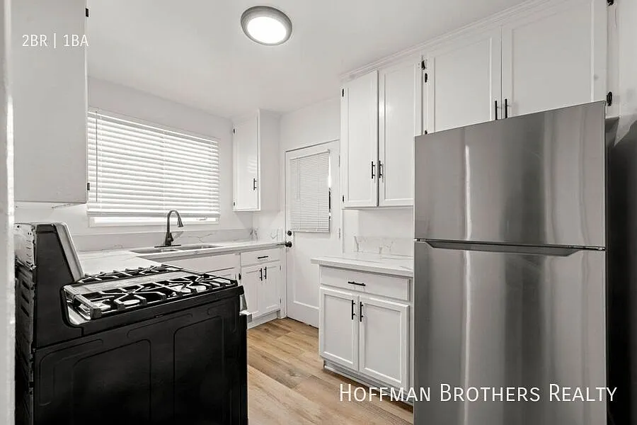 4320 Santa Rosalia Dr Los Angeles, CA 90008 — Photo 2