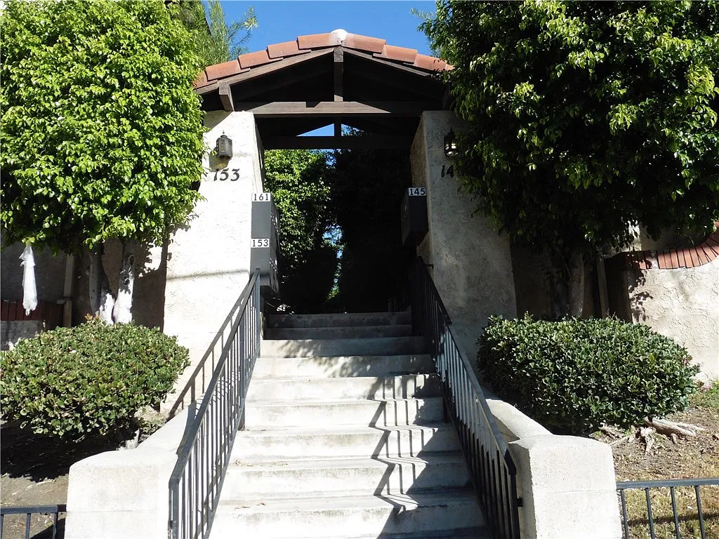 2 bed, 929 sqft, $2,700 — Photo 1