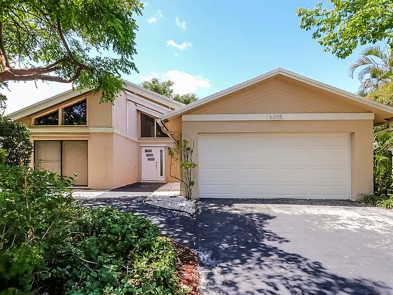 6398 Amberwoods Dr — Photo 3