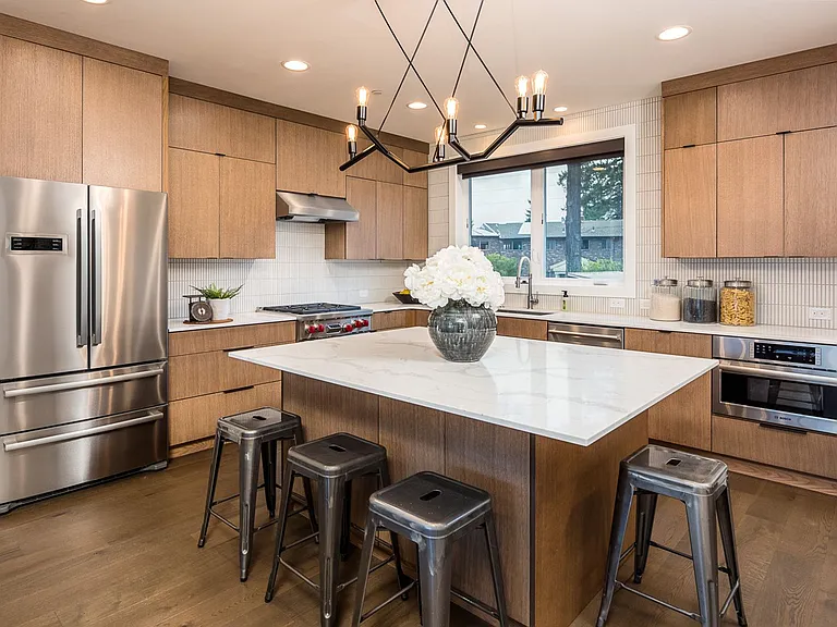 Park Central Townhomes - 4 Stories, 3 bedrooms, 31/2 bathrooms, 2 car garage and a rooftop deck w... — Photo 9