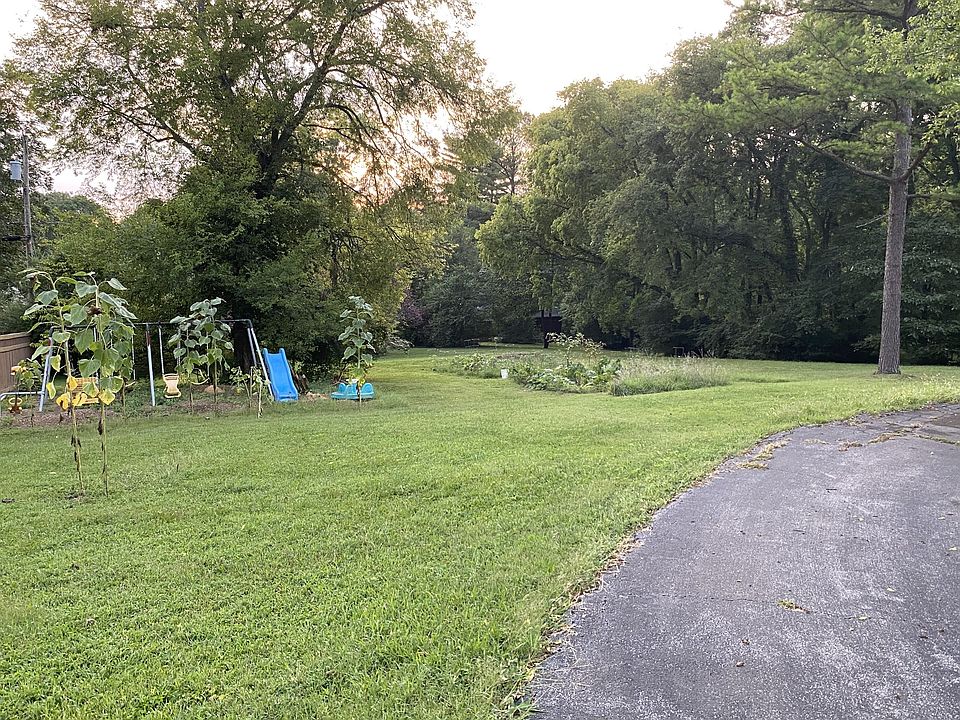 2nd image of 403 Oakwood Dr