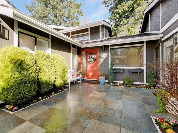 1042 Donwood Dr, Saanich, BC V8X 4G3