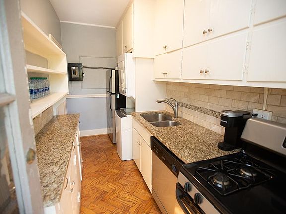 5th image of 828-E4 N Elm St
