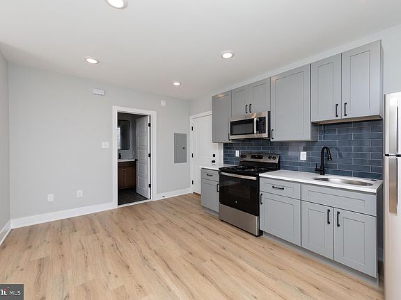 3rd image of 2914 W Oxford St Floor 3