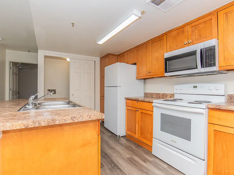 Indigo Pointe Apartments — Photo 45