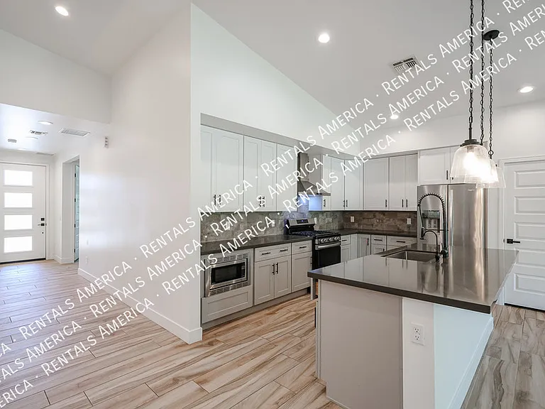 2418 E Amelia Ave — Photo 7