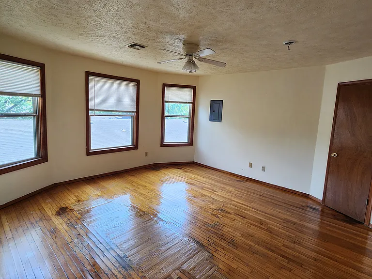 660 S 2nd St #3 — Photo 2