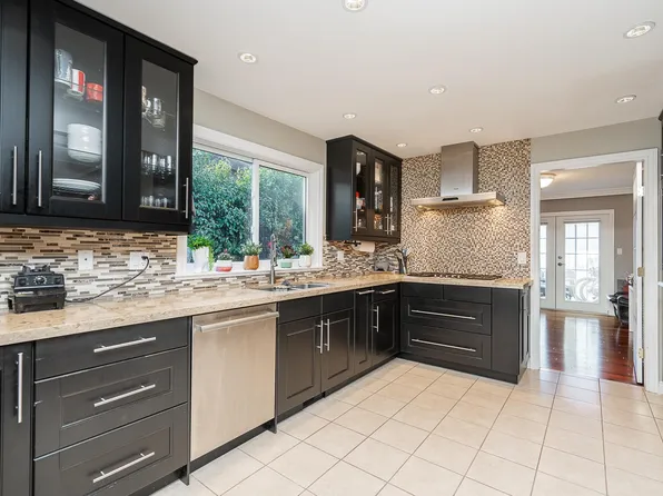 148 Roe Dr, Pt Moody, BC V3H 3M8