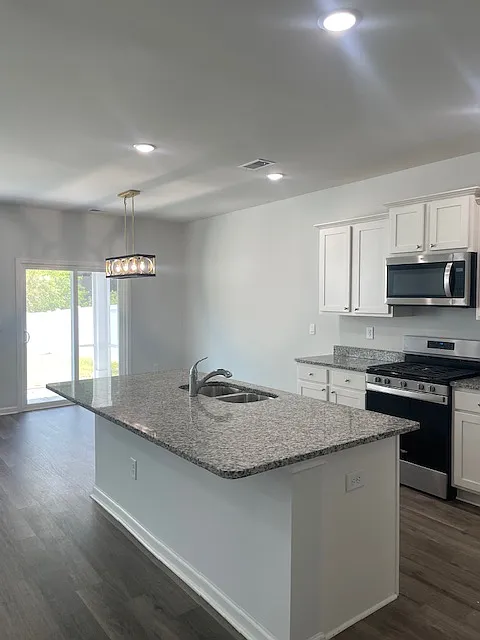 5 bed, 3.5 bath, 2713 sqft, $2,800 — Photo 3
