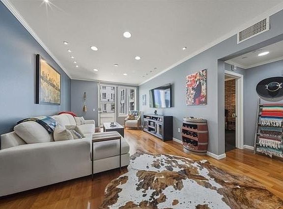 4th image of 1901 Victoria Ave #104