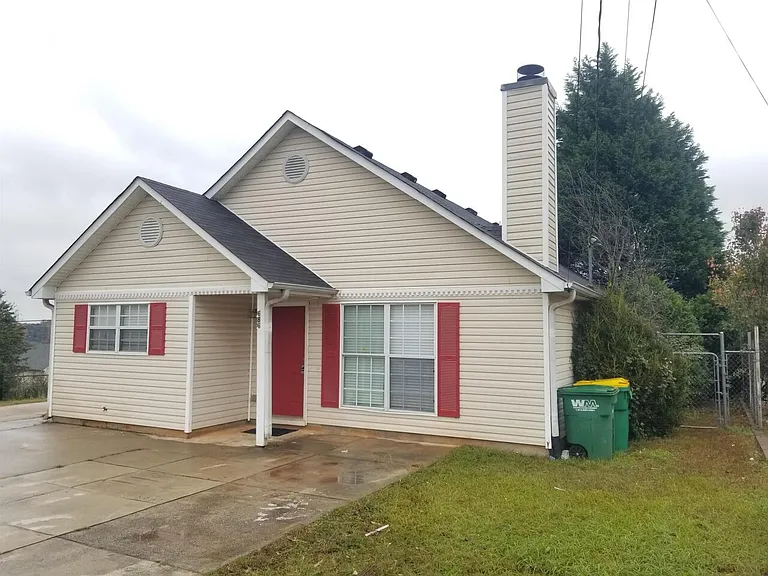 686 Morrow Rd — Photo 2