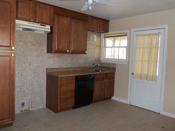 4th image of 975 E 14th St