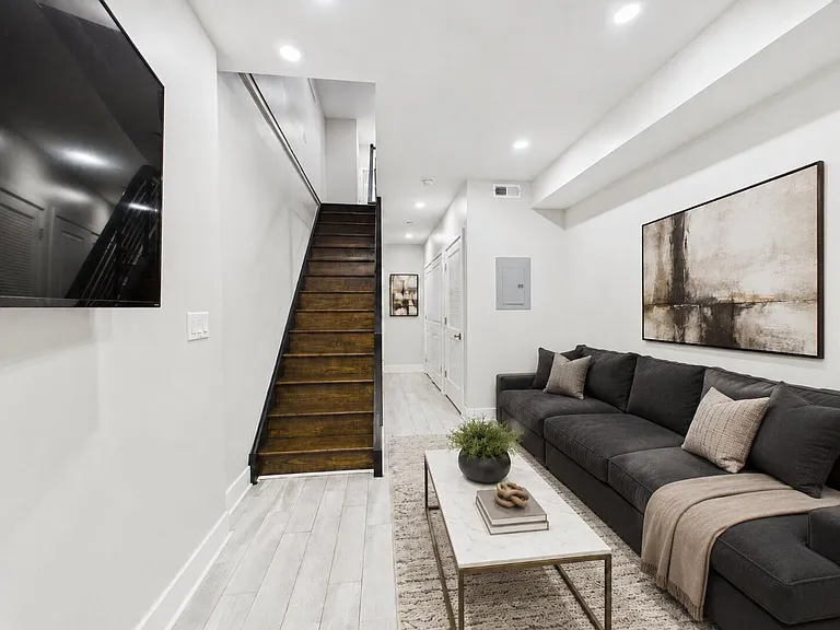 2449 Turner St — Photo 15