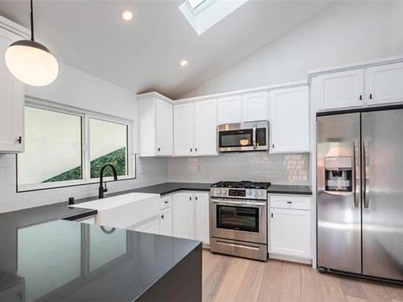4th image of 2290 Riverside Dr