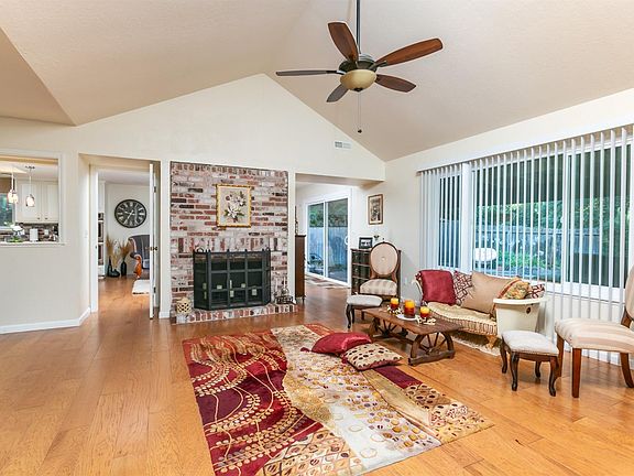 3rd image of 4921 Hackberry Ln